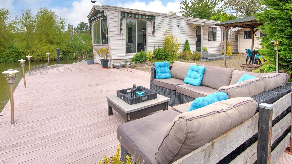 Ooltgensplaat House | Fantastic Villa in Ooltgensplaat With Jetty