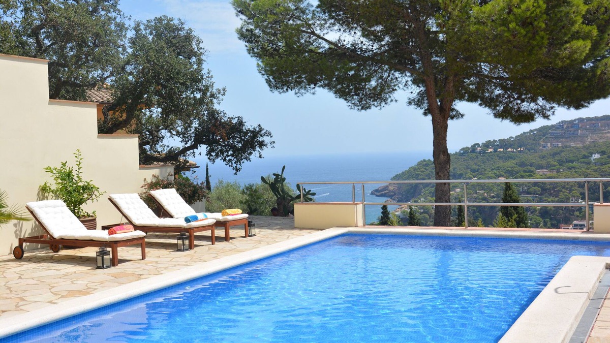 Sa Riera Villa | Fantastic Villa, Stunning Sea Views, 5 mins walk to beach, shops & restaurants