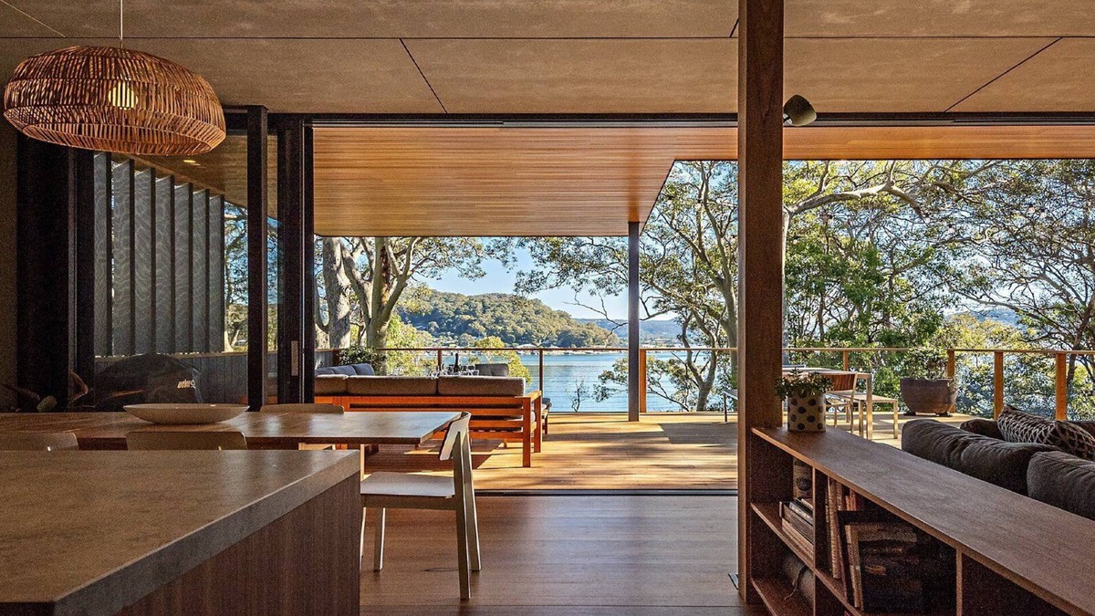 Pretty Beach House | Fantastic Waterfront Beach House by Accom Holidays