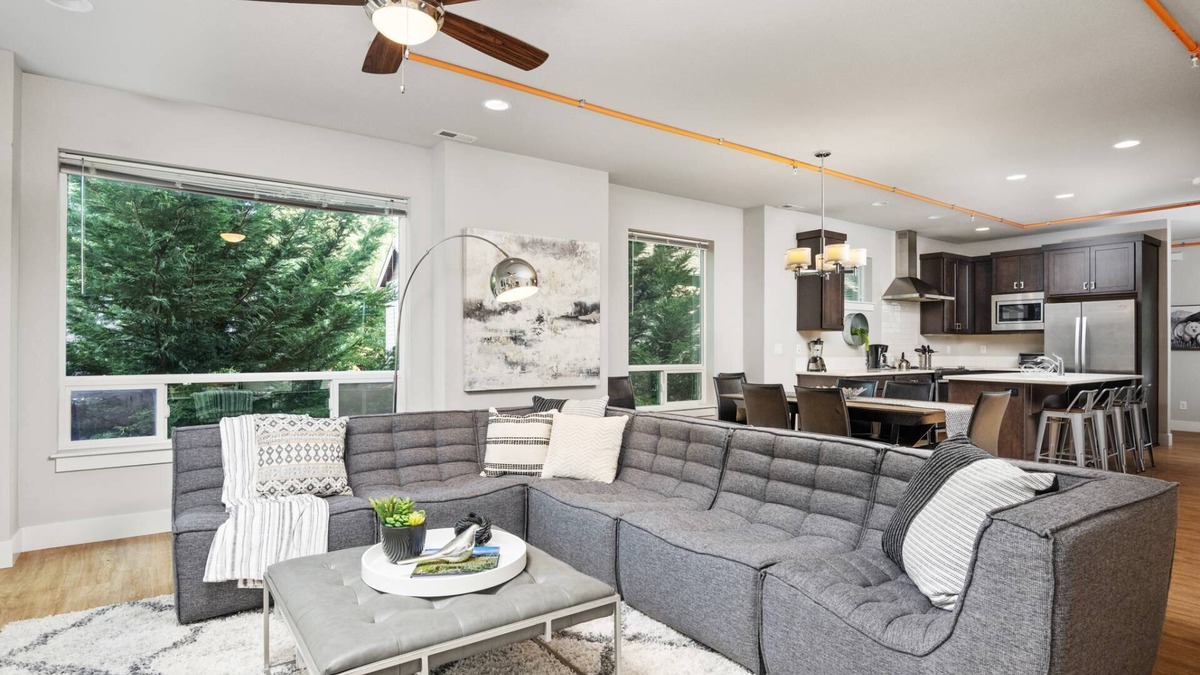 Creston - Kenilworth House | Fantastic Woodstock Townhouse, Pet Friendly Huge Open Floor Plan, All New Décor, 4 Miles to Portland
