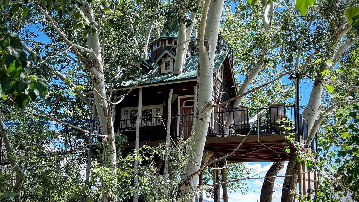 Nephi House | Fantasy Treehouse and Resortn