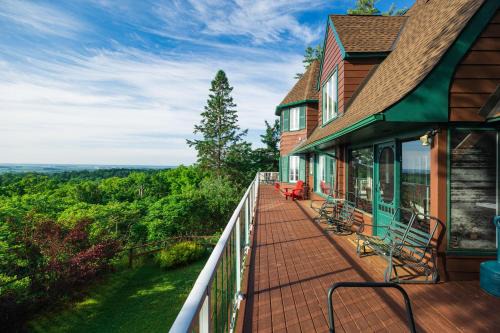 Papineau Regional County Municipality Villa | Far Horizons Luxury Vacation Home
