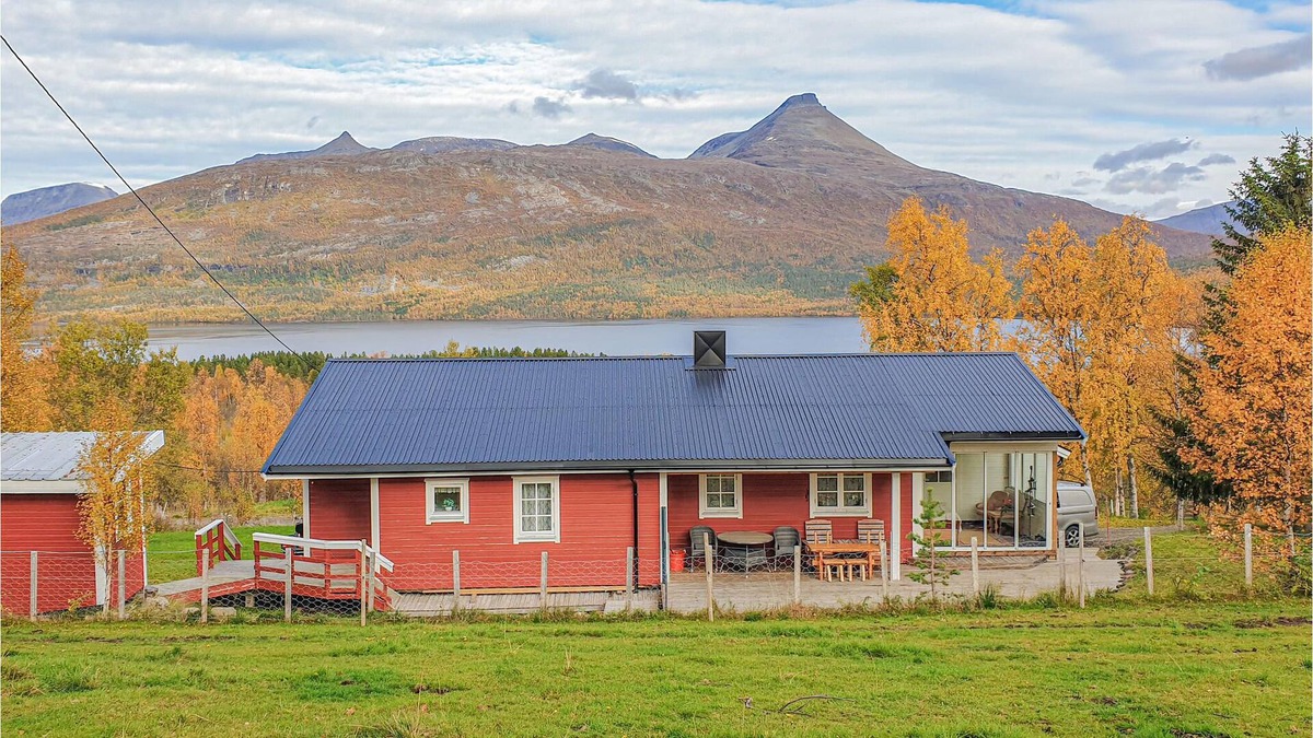 Balsfjord House | Far in the north of Norway, this cozy cottage welcomes you at Geatkejávri Lake with a wonderful view