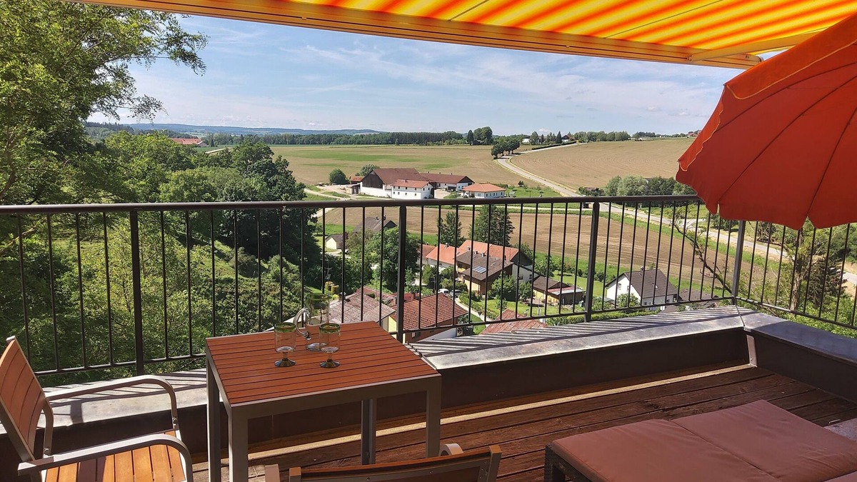 Bad Griesbach im Rottal Apartment | Far-reaching views and pool - ideal for golf and wellness