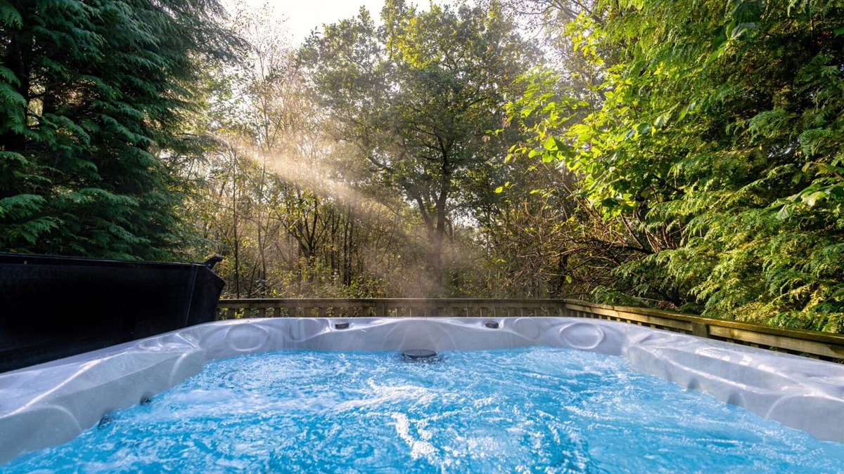 Farley Cabin | Farley; woodland lodge for 8 with hot tub, log burner, BBQ, near Alton Towers.
