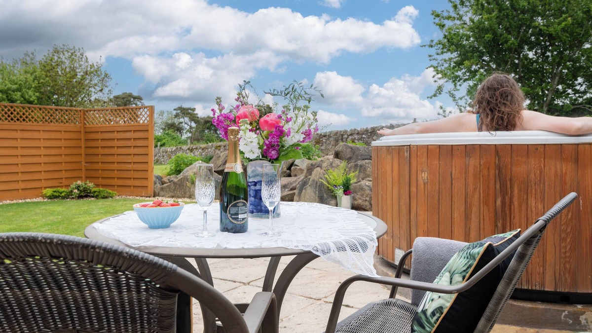 St. Andrews Cottage | Farm Cottage Retreat, with a 6-person hot tub. 5 minutes outside St.Andrews.