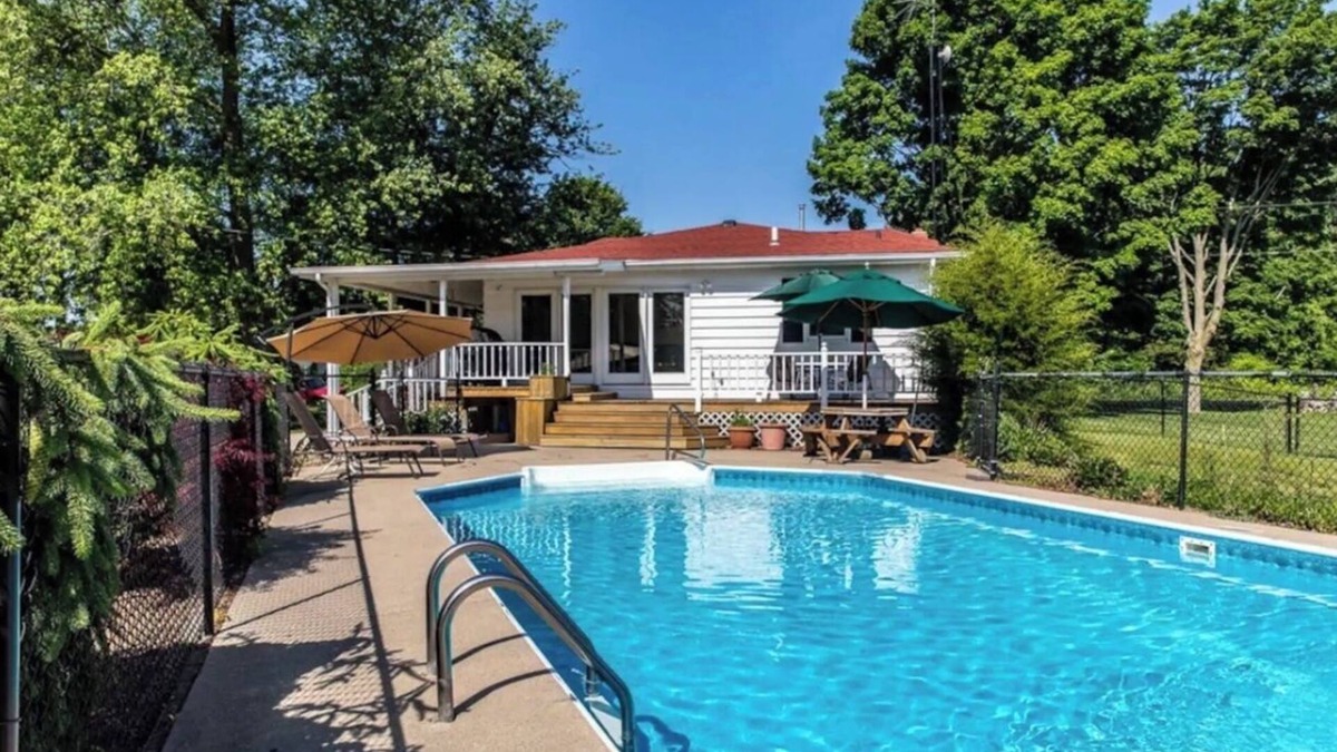 Baroda Other | Farm Escape-Pool, Fire Pit, Hot Tub, Starlink, Dog Friendly 1.5 hrs from Chicago
