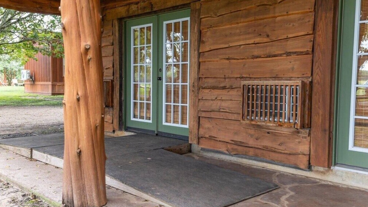 Satin Cabin | Farm House Room - ADA
