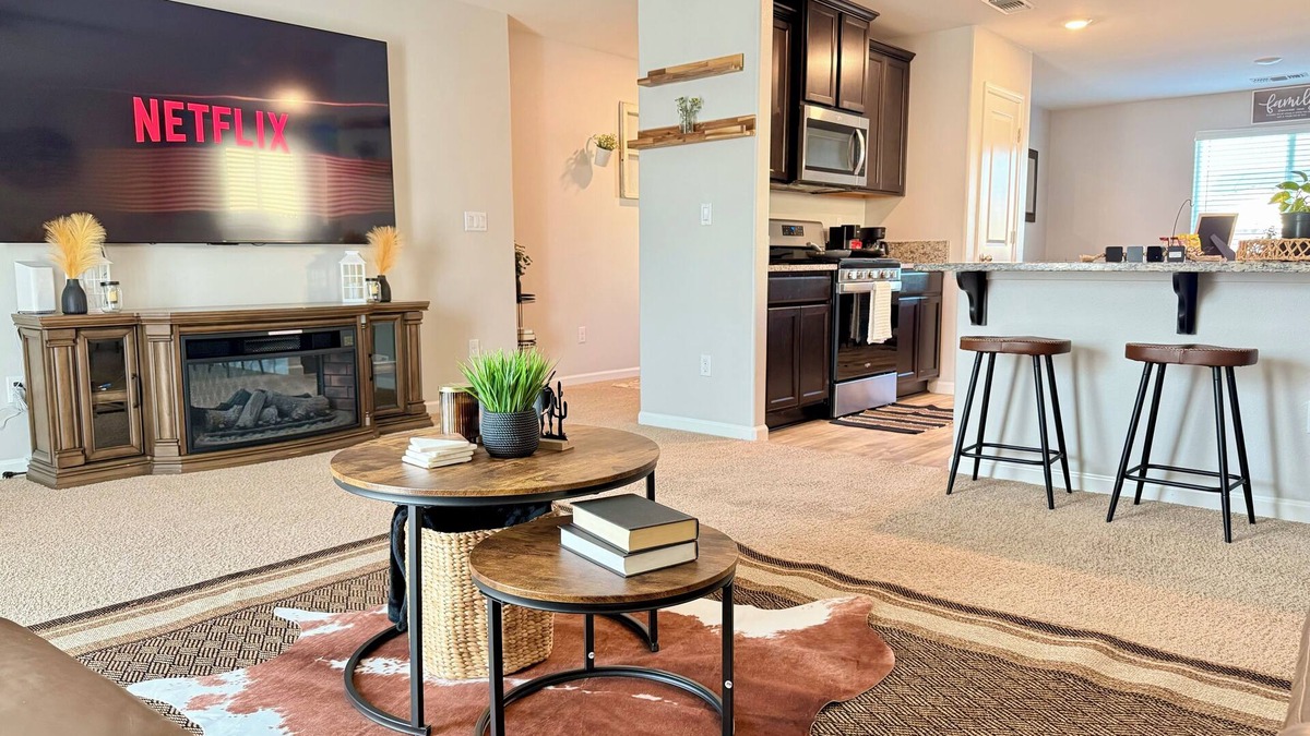 Tulare House | Farm Inspired 3b w King Bed 85tv