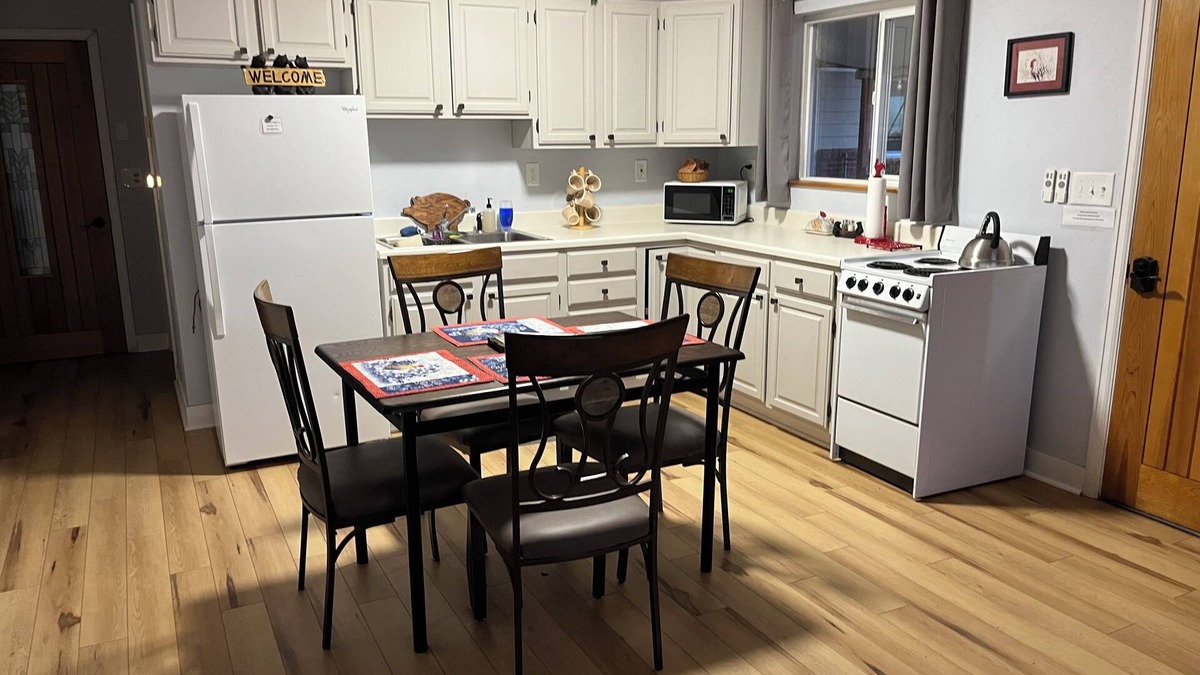 Lazear House | Farm Stay Cozy 2-bedroom guest house on farm in Hotchkiss