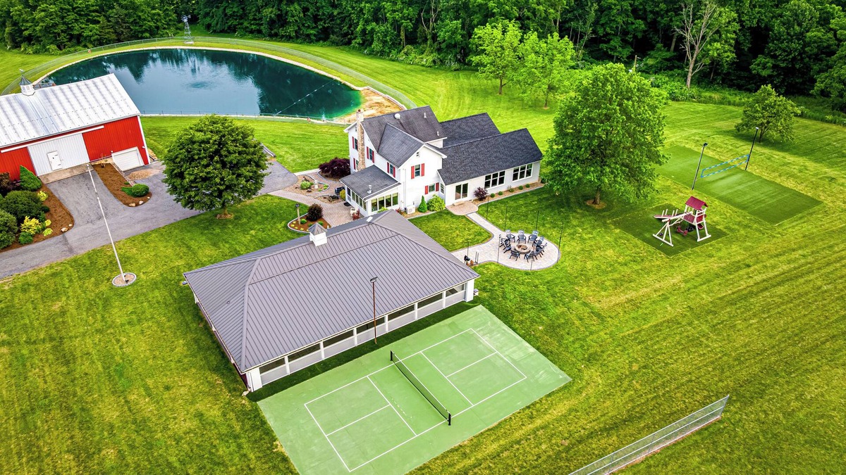 Loysville House | Farm stay -Sleeps 30 -Outdoor Kitchen, games