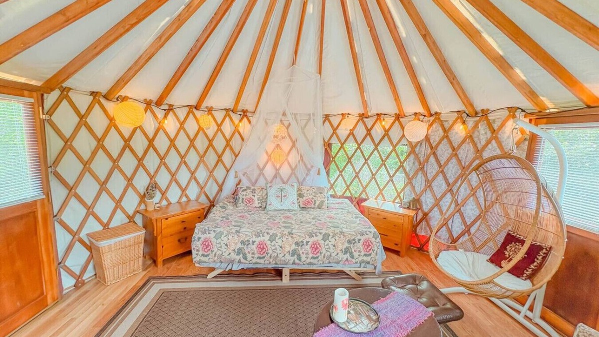 Fairfield RV Rental | Farm Stay Yurt - 7 min St Albans