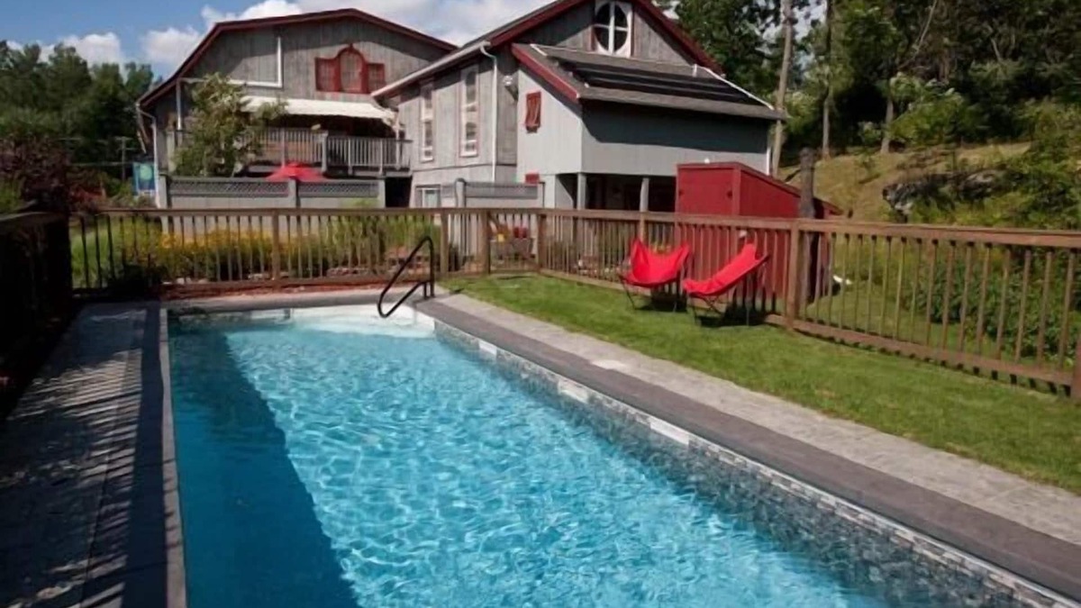 Pownal Apartment | FARM-TO-TABLE eating, good hot tub soak, S'mores around fire pit, seasonal POOL!