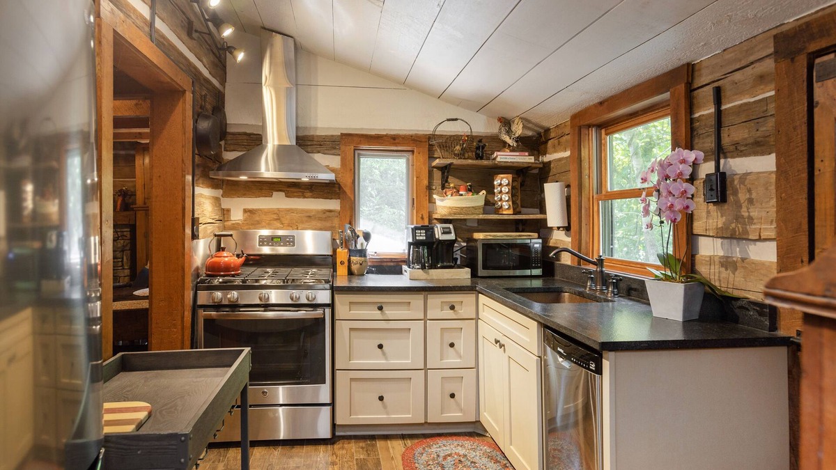 Fairview Cabin | Farm to Table Valley close to Asheville! Hearts-A-Bustin log cabin