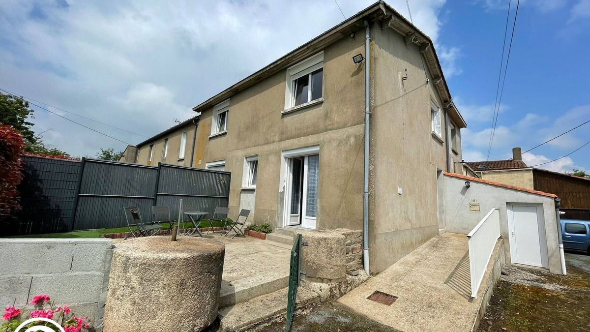 Saint-Aubin-des-Ormeaux Cottage | Farmhouse Stay Near Puy du Fou: Relaxing Rural Retreat with Terrace and Modern Amenities
