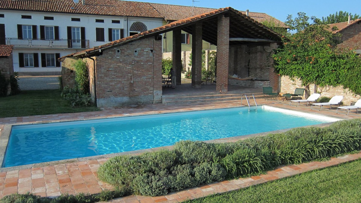 Incisa Scapaccino House | Farmhouse with swimming pool surrounded by greenery
