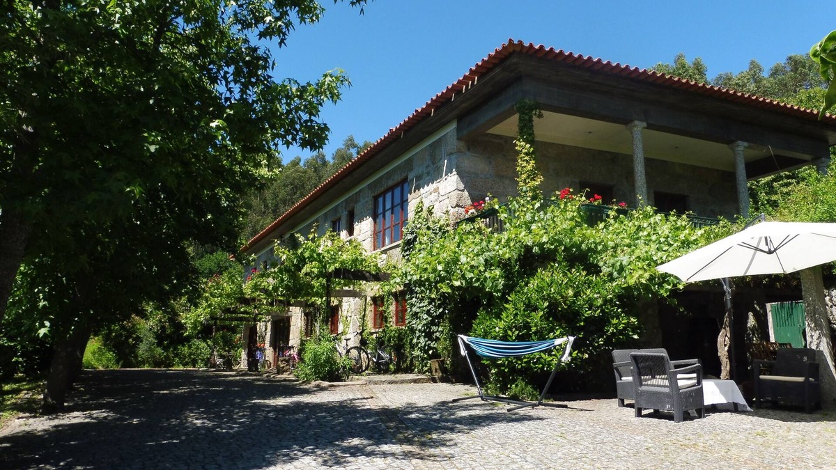 Portela House | Farmhouse accommodation for 10 people, with private pool, BBQ, garden and Wifi .
