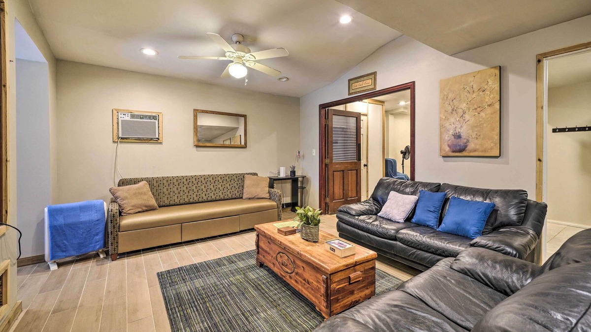 Tower Heights Apartment | Farmhouse Apt on Route 66 - 12 Miles to Downtown
