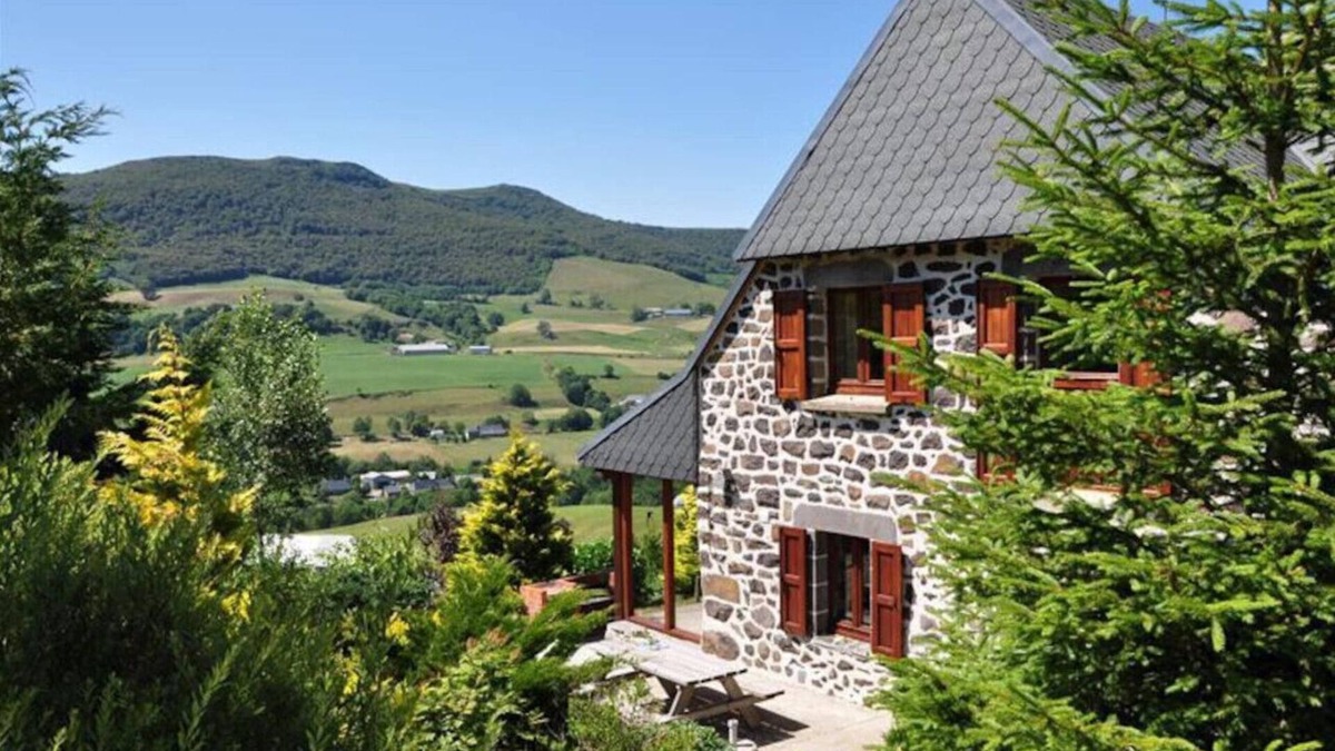 Le Claux Cottage | Farmhouse Auvergne Mountainview