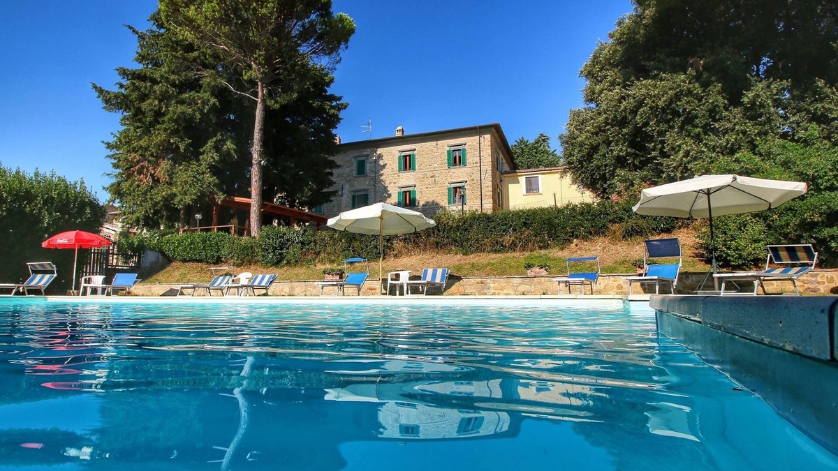 Gualdo Cattaneo House | Farmhouse Bliss With Pool, Wine and Tails
