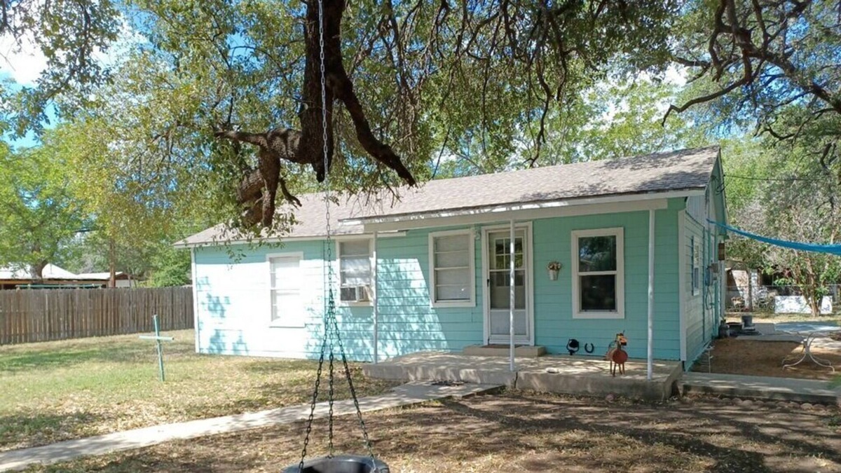 Uvalde Cottage | Farmhouse cottage with spacious yard and grilling area.