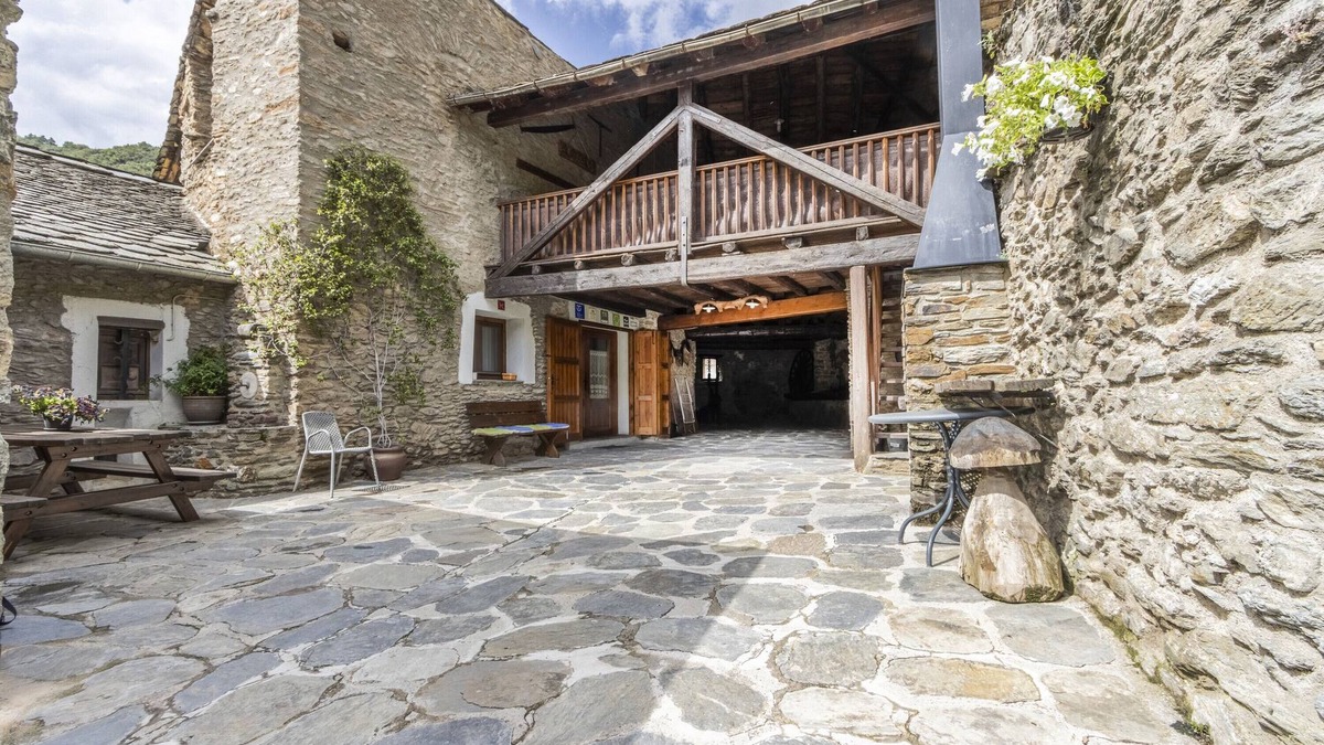 Castellbo House | Farmhouse 'El Raco De Cal Maró' with Mountain View, Private Terrace and Wi-Fi