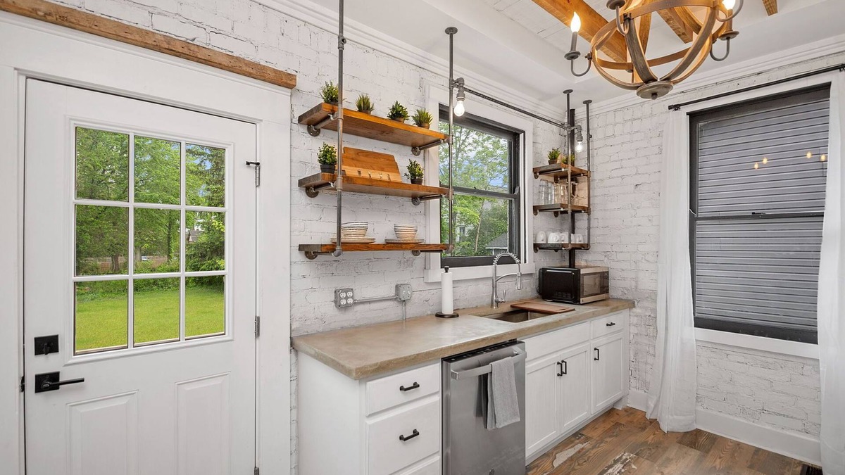 Roselawn Finance House | Farmhouse - Fire Pit, Grill, Record Player, 10mi to city