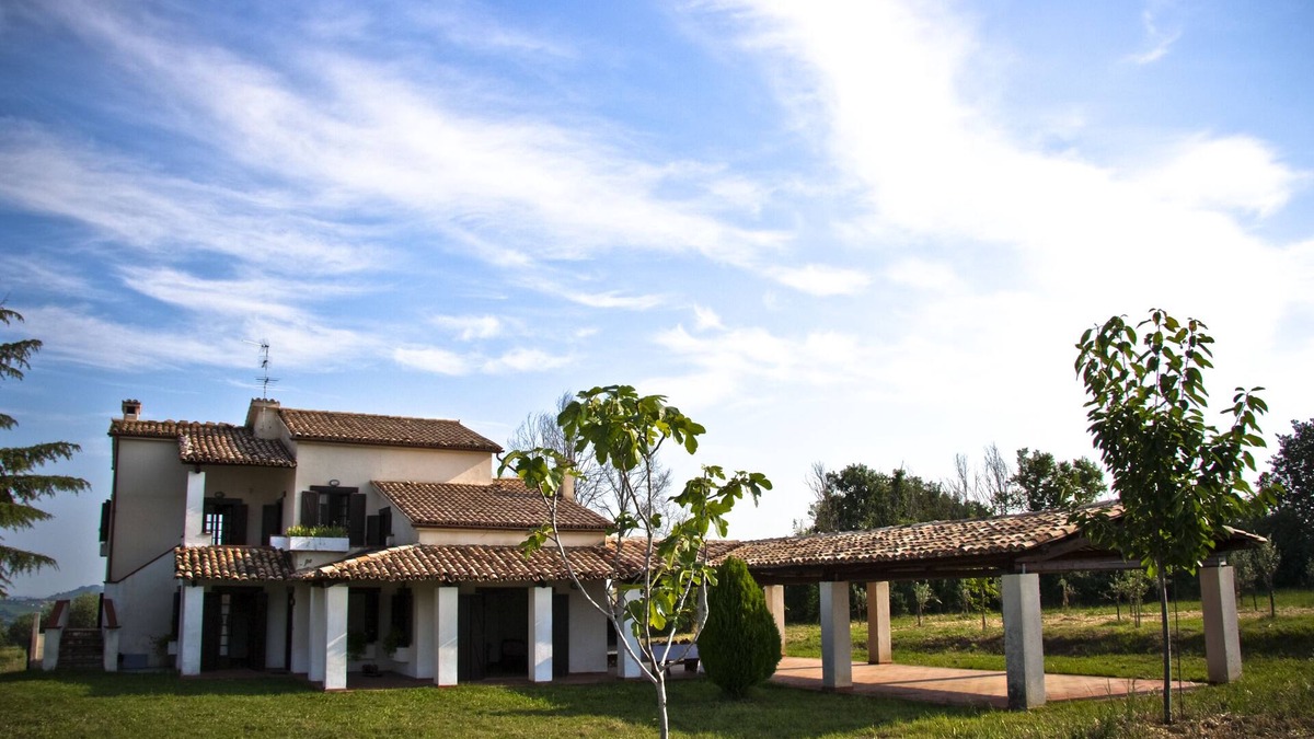 Rapino House | farmhouse immersed in the green Abruzzo countryside with a tennis court