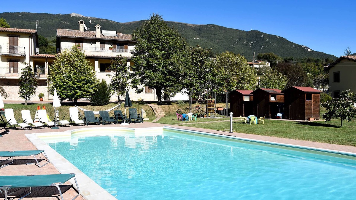 Rivotorto House | Farmhouse in Assisi countryside with five renovated apartments and a swimming pool
