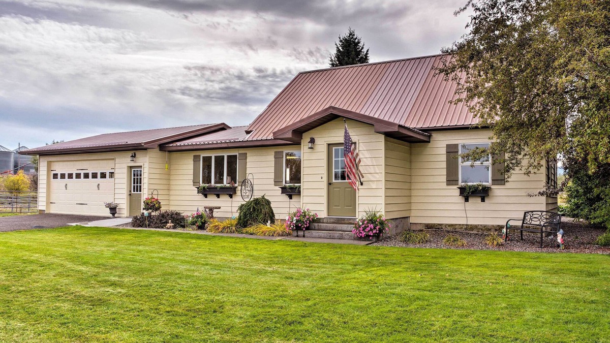 Grangeville House | Farmhouse in Country Setting Near Gravity Hill