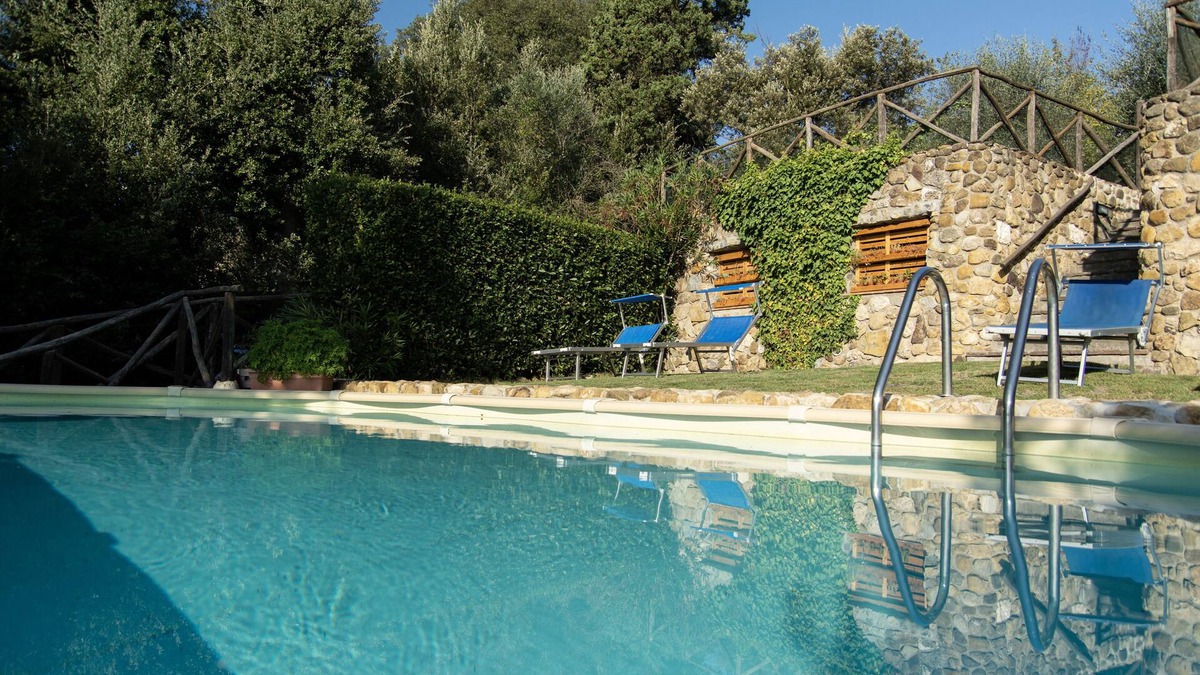 Murlo House | Farmhouse in the greenery of the Tuscany countryside with private pool and view