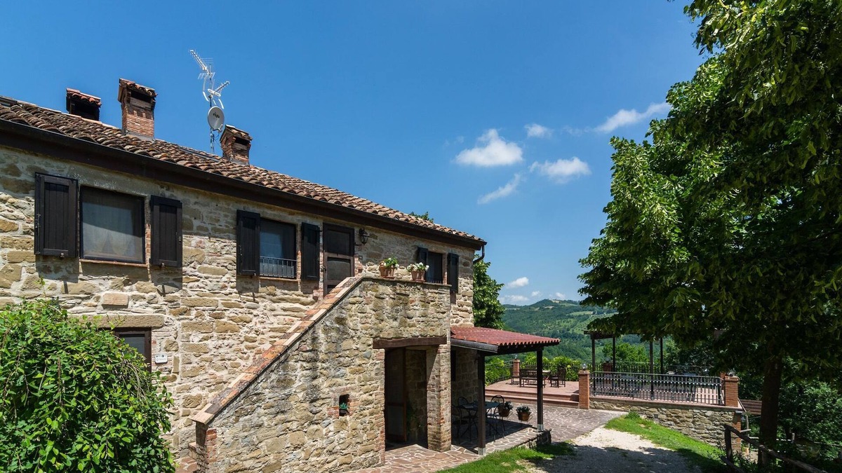 Monteluiano House | Farmhouse in Umbria with Pool & Views