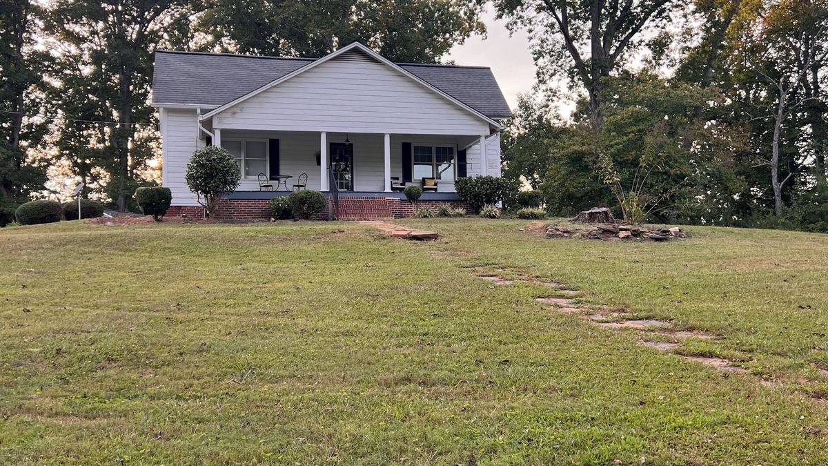 Fort Mc Clellan House | FARMHOUSE LIVING 🐄 2 BR 1 BA and a bonus room with 2 twin beds. Serenity Now!