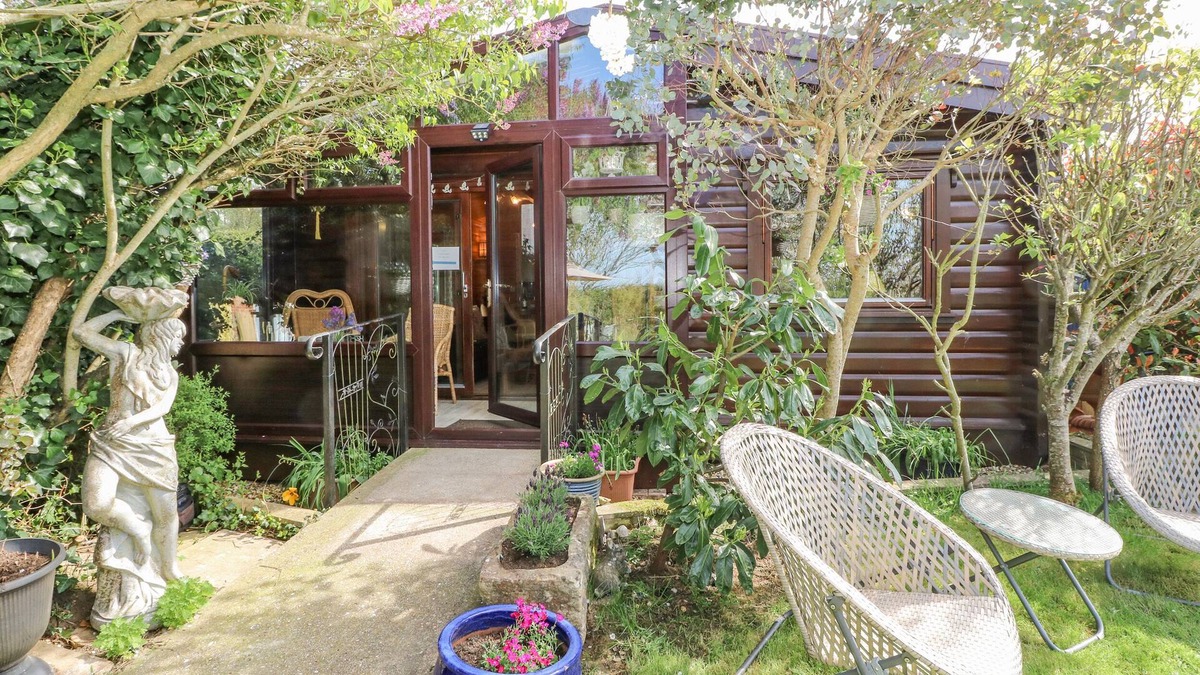 Godshill Cabin | FARMHOUSE LODGE, pet friendly, character holiday cottage in Wroxall