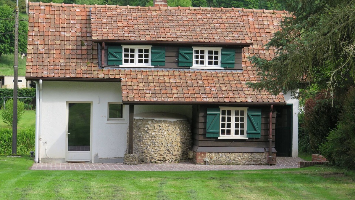 Embry House | Farmhouse of character in a green
