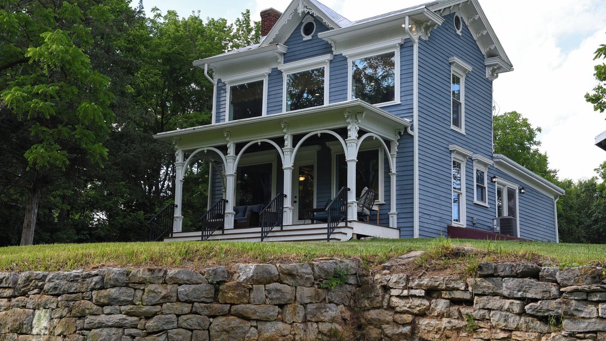Timberville Other | Farmhouse on the river!