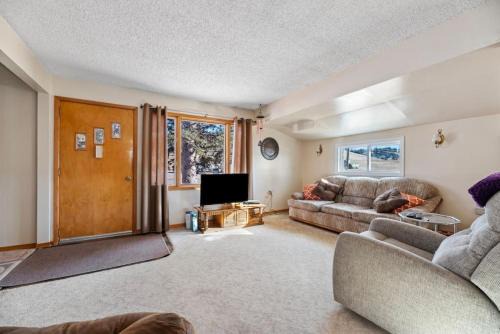 Belle Fourche House | Farmhouse Ranchette - Horses Welcome