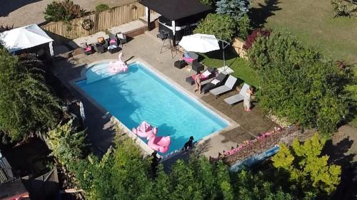 North Weald House | Farmhouse Retreat with Hot Tub, Pool, Horses, Games Room, Free Car Park, Only 45 min from Oxford Circus