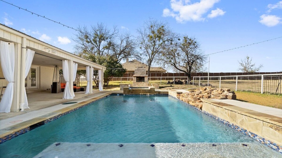 Sachse House | Farmhouse Retreat|HOT TUB |Spanishpool, Basketball