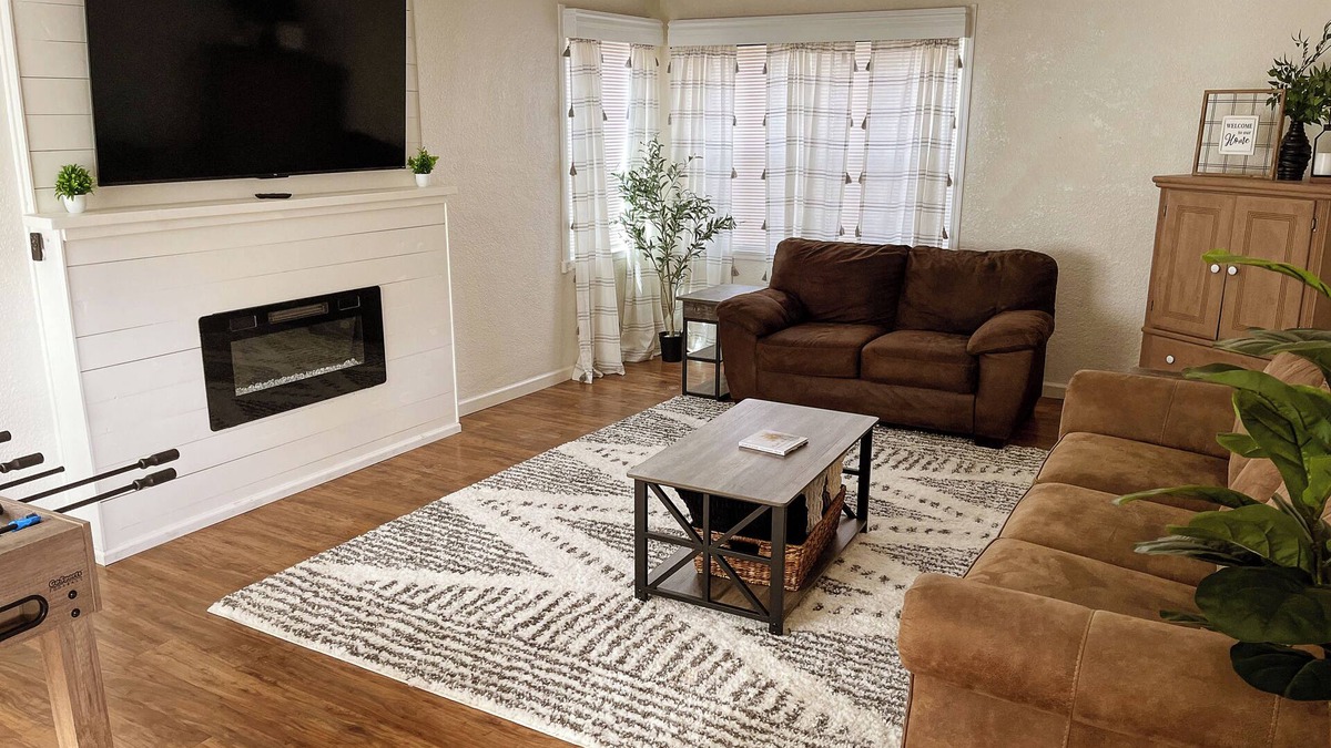 Thatcher House | Farmhouse Retreat with deck and fire pit, very family friendly & great location