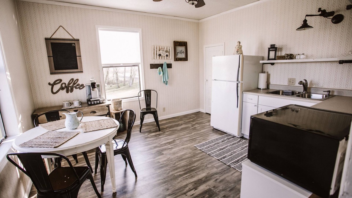 Crawfordsville Apartment | Farmhouse right off of I-5