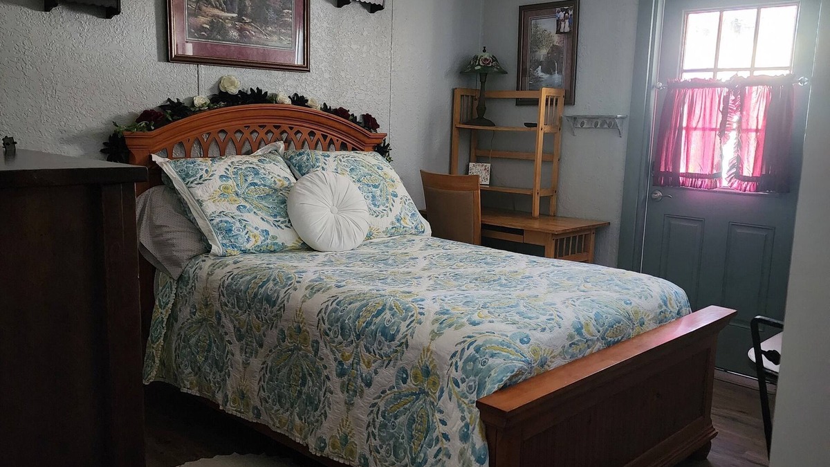 Cottondale House | Farmhouse room 15minutes to, caverns state parkn Falling waters chipley Florida