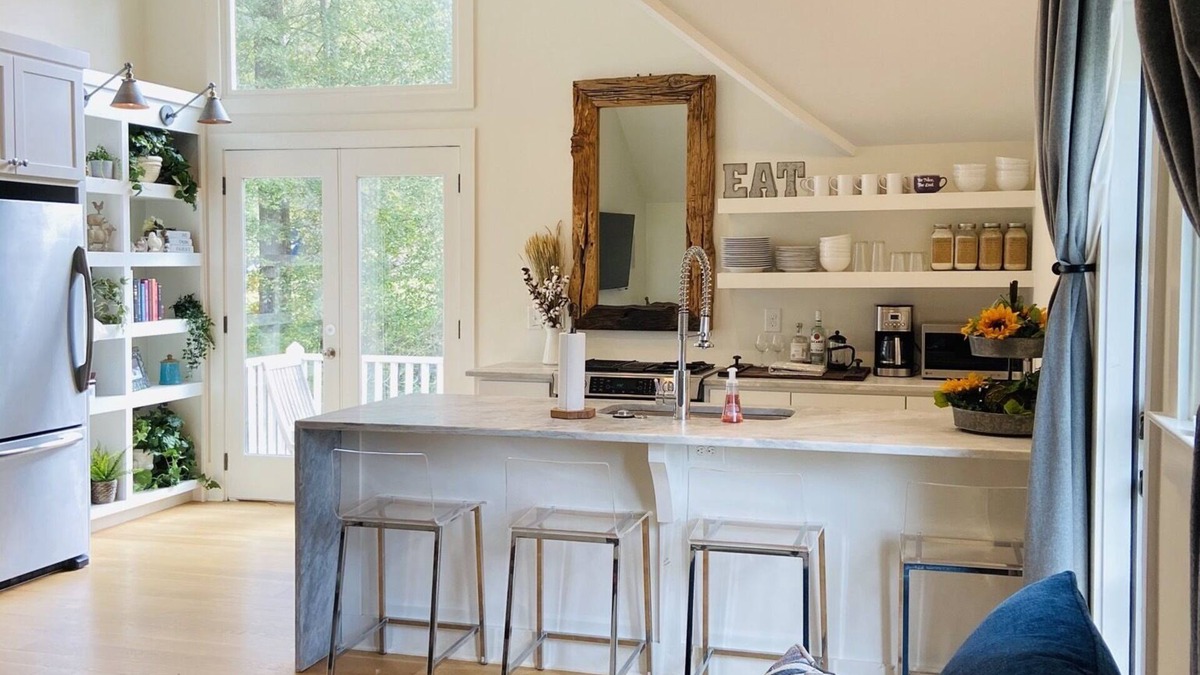Palmetto House | Farmhouse Style Carriage Home w/Pool Access