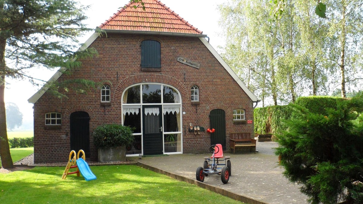 Neede House | Farmhouse with large garden and play equipment