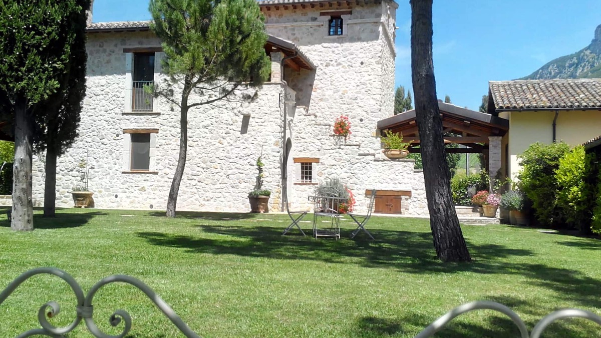 Precetto Apartment | Farmhouse with pool and whirlpool for vacations in Umbria: "Appartamento Glicine"