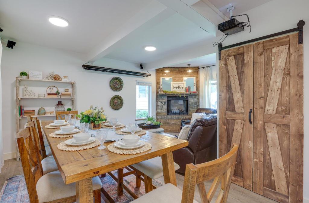 Birch Bay House | Farmhouse with Private Hot Tub Less Than 1 Mile to Birch Bay