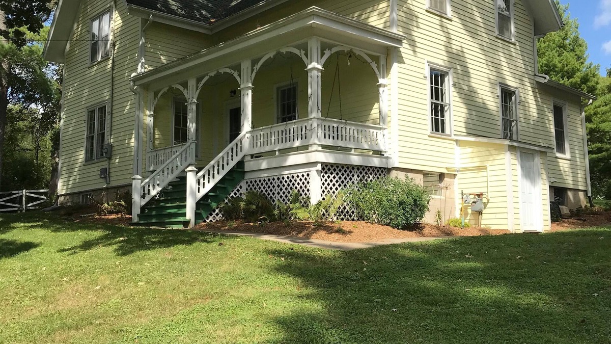Decorah House | Farmhouse Within City Limits & Close to Luther College