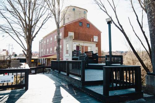Farmville Apartment | Farmville Modern Loft