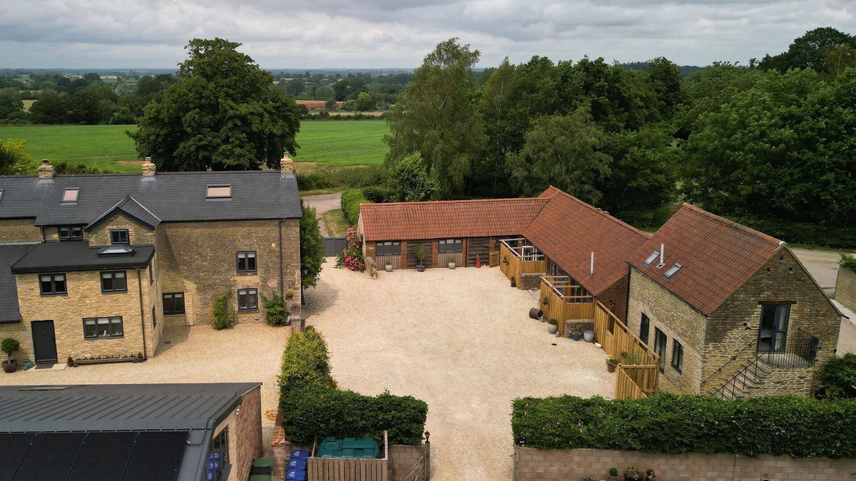 Garsdon Cottage | Farmyard Cottage - Luxury Cottages