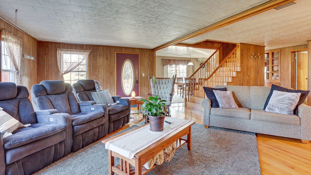 Dundee House | ‘Farmyard Stays’ Dundee Home Near Hiking